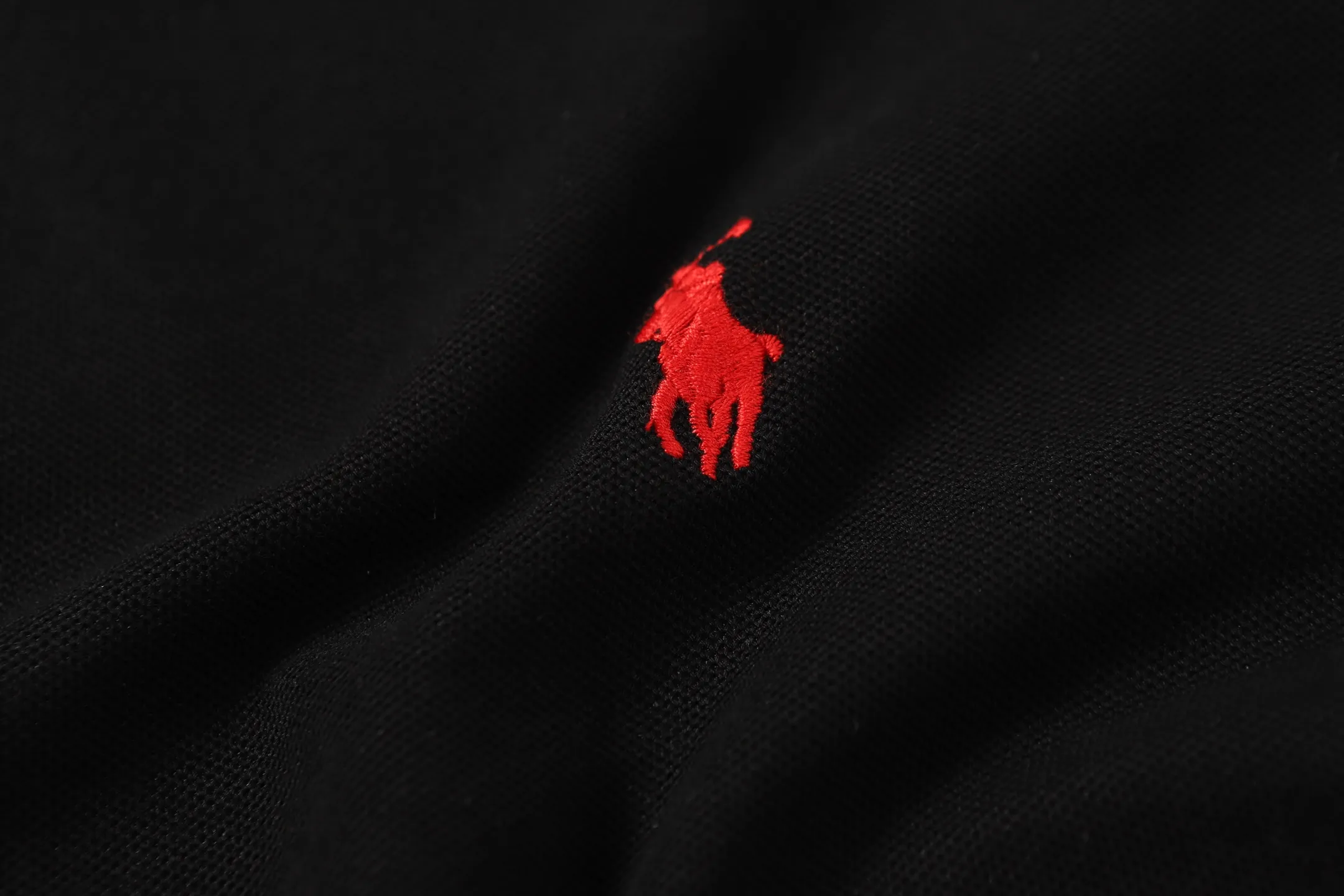 P146 Style No.: A013 [Ralph Lauren Classic Logo Embroidered Polo Shirt] ✅250g fine cotton pique fabric, custom-woven and dyed threads ✅Original stickers Scan the QR code to enter the official website ✅Large version, loose and stylish, can wear up to 210 pounds Color: Black White Navy Blue Sky Blue Dark Gray Floral Gray Size: S-XL